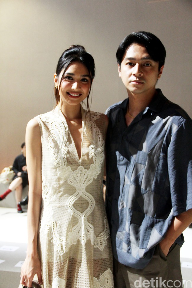 Malam peragaan juga bertabur pasangan selebriti. Hadir Mikha Tambayong dan Deva Mahenra. Gaun sleeveless berbelahan V-neck yang anggun menemani penampilan sang aktris.  (Foto: Mohammad Abduh/detikcom)