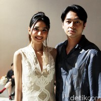 Malam peragaan juga bertabur pasangan selebriti. Hadir Mikha Tambayong dan Deva Mahenra. Gaun sleeveless berbelahan V-neck yang anggun menemani penampilan sang aktris.  (Foto: Mohammad Abduh/detikcom)
