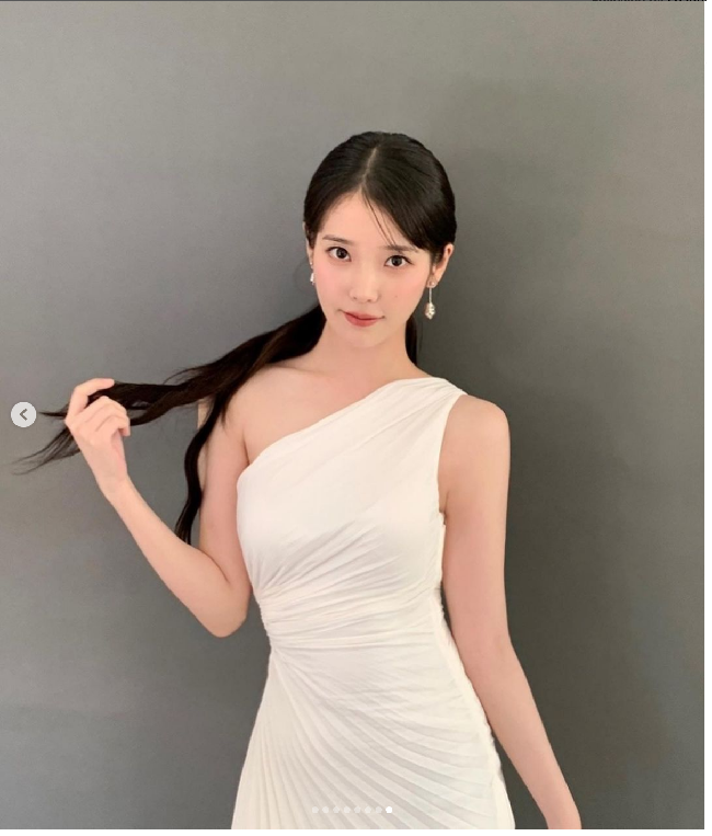 IU merupakan penyanyi, penulis lagu, dan aktris yang dikenal dengan suaranya yang merdu dan berparas menawan. Dia pernah mengatakan bahwa dirinya tidak pernah merasa perlu untuk melakukan operasi plastik karena percaya diri dengan kecantikan apa adanya. Foto: Dok. Instagram