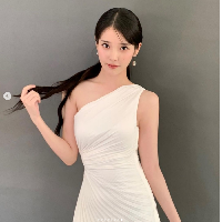 IU merupakan penyanyi, penulis lagu, dan aktris yang dikenal dengan suaranya yang merdu dan berparas menawan. Dia pernah mengatakan bahwa dirinya tidak pernah merasa perlu untuk melakukan operasi plastik karena percaya diri dengan kecantikan apa adanya. Foto: Dok. Instagram