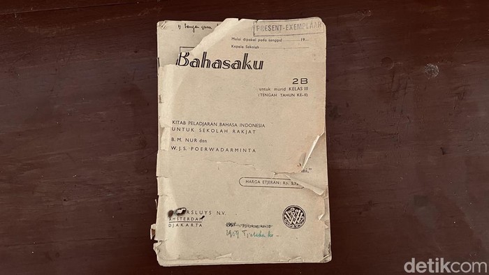 Buku pelajaran bahasa Indonesia untuk Sekolah Rakyat yang turut disusun WJS Poerwadarminta