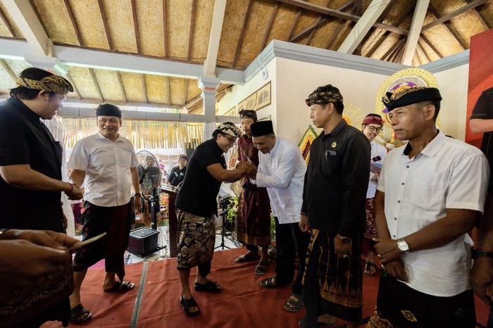Bupati Giri Prasta saat menyalurkan dana hibah untuk masyarakat Jembrana di wantilan Desa Ekasari Melaya, Selasa (31/10).