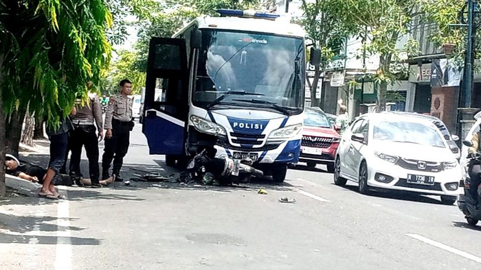 bus sat lantas polres tulungagung bertabrakan dengan motor