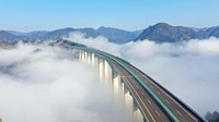 Kontur geografis China yang mencakup perbukitan dan jejeran pegunungan membuat sejumlah jalan raya terlihat sangat inda. Salah satunya ada sebuah jalan berkelok di Pegunungan Liuba, Hanzhong, Provinsi Shaanxi. Meskipun terbilang ekstrem jalan ini juga terihat sangat indah dengan pepohonan warna-warni. Getty Images