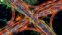 Jalan di perkotaan pun tak kalah eksotis lho, terbukti dari lanskap simpang susun di Shanghai, China. Tata cahaya yang memukau dijamin dapat melupakan penat saat berkendara. Getty Images