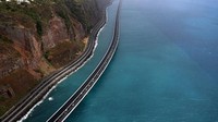 Jalan raya di Pulau Reunion, Prancis, ini berdiri di atas laut. Dengan total panjang 12,5 km, jalanan ini menawarkan keindahan birunya laut. AFP via Getty Images