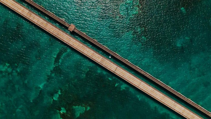Deretan Jalan Raya dengan Pemandangan Eksotis