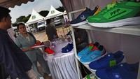 Di bazar ini salah satu UMKM menjual sepatu belogo partai politik.