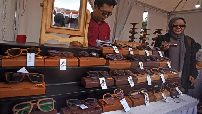 Di Bazar UMKM Ini Ada yang Jual Sepatu Berlogo Partai, Minat Beli? Pengunjung melihat stand produk sepatu berlogo partai politik di arena Bazar Produk Usaha Kecil Menengah (UKM) di kawasan Puspemprov Banten, di Serang, Kamis (2/11/2023). Bazar yang digelar perkumpulan pelaku UKM tersebut bertujuan mengenalkan produk-produk UKM kepada masyarakat. ANTARA FOTO/Asep Fathulrahman/YU