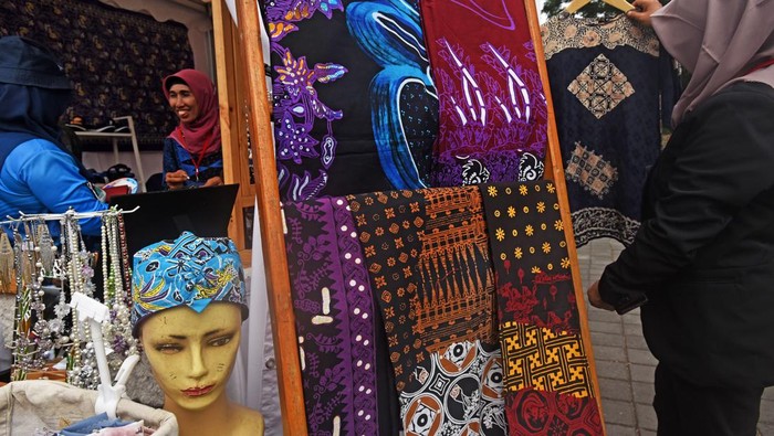 Di Bazar UMKM Ini Ada yang Jual Sepatu Berlogo Partai, Minat Beli? Pengunjung melihat stand produk sepatu berlogo partai politik di arena Bazar Produk Usaha Kecil Menengah (UKM) di kawasan Puspemprov Banten, di Serang, Kamis (2/11/2023). Bazar yang digelar perkumpulan pelaku UKM tersebut bertujuan mengenalkan produk-produk UKM kepada masyarakat. ANTARA FOTO/Asep Fathulrahman/YU