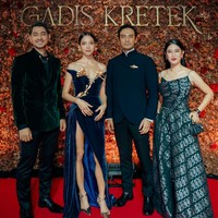 Aktris 41 tahun ini mengenakan gaun rancangan desainer Indonesia, Didit Hediprasetyo. Gaun berpotongan A-line dengan garis leher asimetris itu berbahan tenun songket dihiasi motif batik Parang warna silver metalik. Foto: Instagram/@therealdisastr @hagaipakan