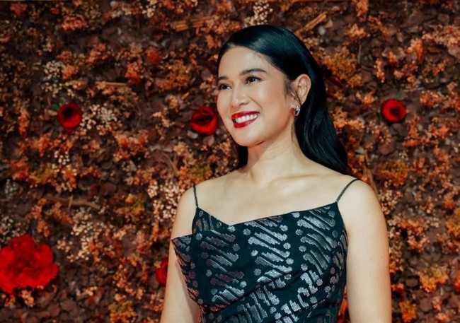 Wajahnya dipercantik riasan minimalis hasil sapuan tangan makeup artist Ryan Ogilvy. Untuk kesan glamor dan tegas, bibirnya dipulas lipstik merah terang. Foto: Instagram/@therealdisastr @hagaipakan
