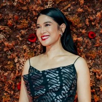 Wajahnya dipercantik riasan minimalis hasil sapuan tangan makeup artist Ryan Ogilvy. Untuk kesan glamor dan tegas, bibirnya dipulas lipstik merah terang. Foto: Instagram/@therealdisastr @hagaipakan