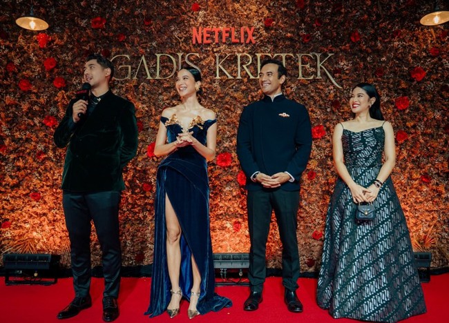 Selain Dian Sastrowardoyo, para pemain inti ‘Gadis Kretek’ juag hadir di gala premiere. Mereka adalah Ario Bayu, Arya Saloka dan Putri Marino. Foto: Instagram/@therealdisastr @hagaipakan