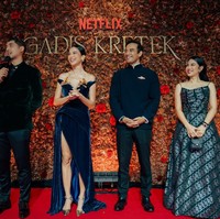 Selain Dian Sastrowardoyo, para pemain inti ‘Gadis Kretek’ juag hadir di gala premiere. Mereka adalah Ario Bayu, Arya Saloka dan Putri Marino. Foto: Instagram/@therealdisastr @hagaipakan