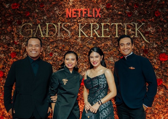 Rambutnya pun ditata dengan gaya simple, hanya digerai dan diberi sedikit volume di bagian atas. Foto: Instagram/@therealdisastr @hagaipakan