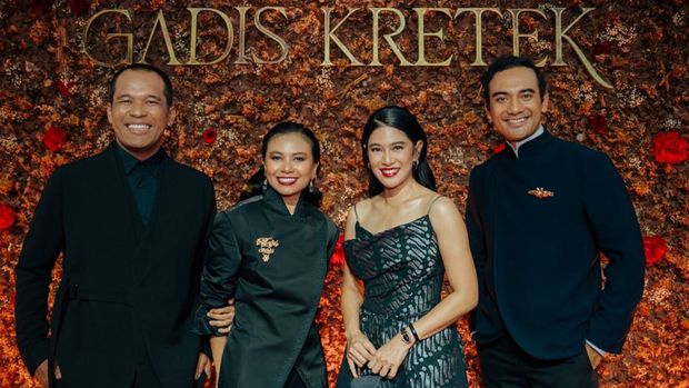 Dian Sastrowardoyo di Gala Premiere Gadis Kretek.