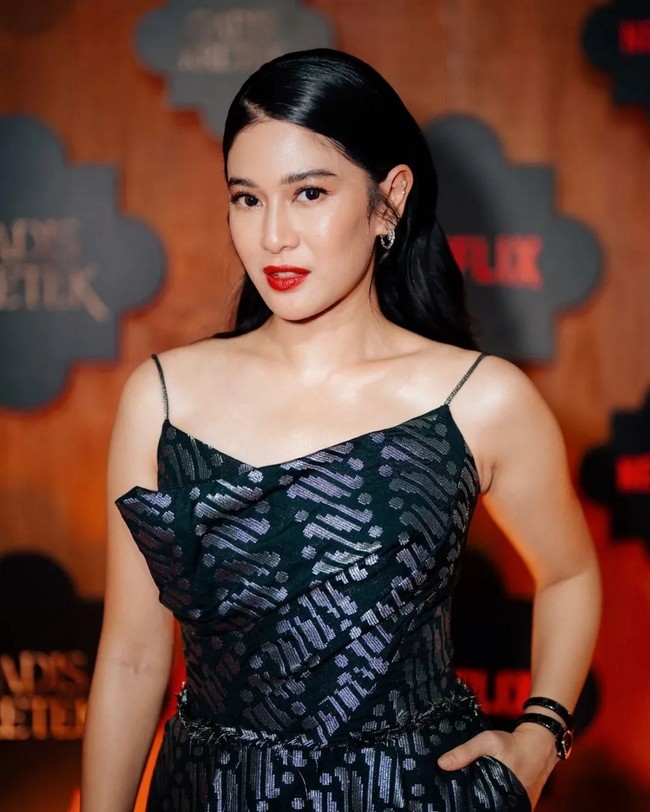 Dian Sastrowardoyo hadir di Gala Premiere ‘Gadis Kretek’ yang digelar pada Rabu (1/11/2023) malam. Pemeran Dasiyah itu tampil glamor dengan gaun panjang motif batik. Foto: Instagram/@therealdisastr @hagaipakan