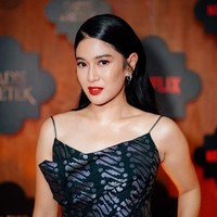 Dian Sastrowardoyo hadir di Gala Premiere ‘Gadis Kretek’ yang digelar pada Rabu (1/11/2023) malam. Pemeran Dasiyah itu tampil glamor dengan gaun panjang motif batik. Foto: Instagram/@therealdisastr @hagaipakan