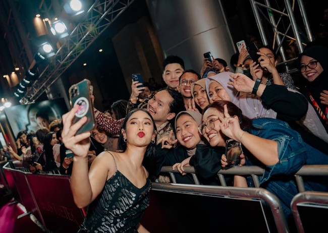 Dian Sastrowardoyo menyempatkan foto selfie bersama para fans yang ikut dalam kemeriahan pemutaran perdana serial yang diadaptasi dari novel berjudul sama karya Kamila Andini dan Ifa Isfansyah itu. Foto: Instagram/@therealdisastr @hagaipakan