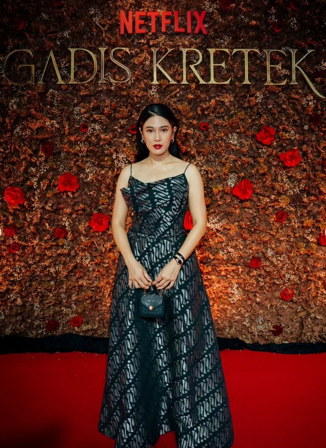 Dian Sastrowardoyo melengkapi penampilannya dengan aksesori simple, berupa clutch dan gelang hitam dari koleksi Bulgari. Foto: Instagram/@therealdisastr @hagaipakan