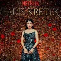 Dian Sastrowardoyo melengkapi penampilannya dengan aksesori simple, berupa clutch dan gelang hitam dari koleksi Bulgari. Foto: Instagram/@therealdisastr @hagaipakan