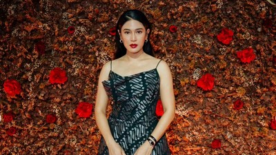 Foto: Cantiknya Dian Sastrowardoyo Si Gadis Kretek Pakai Gaun Motif Batik