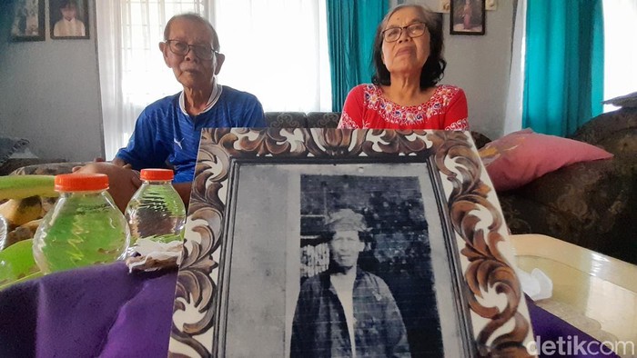Epon Warnengsih (67) dan Yuse (84) tengah menunjukan foto Sukria. Sukria adalah anak dari pencipta seni Kuda Renggong yakni Sipan.