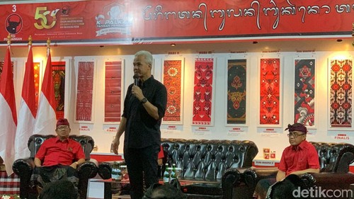 Ganjar Pranowo saat diskusi dengan kader PDI Perjuangan se-Bali di kantor DPD PDI Perjuangan Bali, Denpasar, Kamis (2/11/2023).