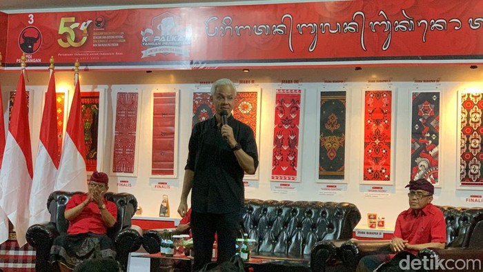 Ganjar Pranowo saat ngobrol santai bersama seluruh kader PDI Perjuangan se-Bali di kantor DPD PDIP Bali di Denpasar, Kamis (2/11/2023). (Rizki Setyo Samudero)