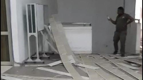 Plafon kantor Bupati Kupang, NTT, runtuh akibat gempa M 6,6 Kamis (2/11/2023).