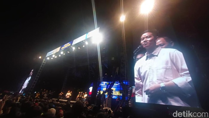 Gibran memberi sambutan sebelum konser Dewa 19 di Alun-alun Karanganyar, Kamis (2/11/2023).