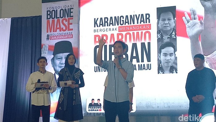 Gibran Rakabuing bertemu relawan Bolone Mase di Karanganyar, Kamis (2/11/2023).