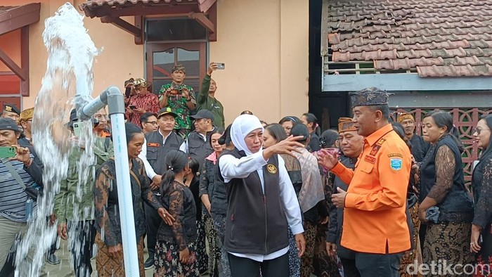 Gubernur Jatim Khofifah saat meresmikan pengaliran kembali air di pipa yang sempat rusak imbas kebakaran Bromo.