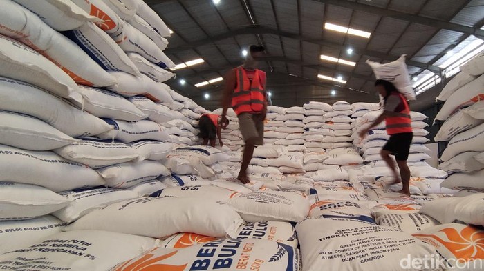 Gudang Bulog Jateng di Semarang menerima kedatangan beras impor asal Kamboja sebanyak 3.500 kg, Kamis (2/11/2023). Beras impor ini merupakan hasil kerja sama bilateral sejak 11 tahun lalu.