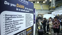 Ada pula booth yang dapat melakukan checking CV untuk memastikan CV sesuai sebelum mengajukan lamaran kerja.   
