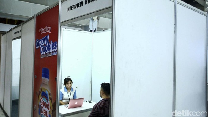 UI Vocational Job & Scholarship Expo 2023 di Balairung, Universitas Indonesia, Depok. Di sini tersedia lowongan kerja dan pameran beasiswa.