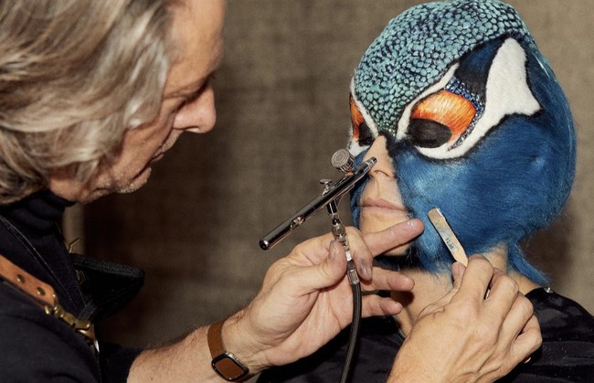 Transformasi Heidi dimulai sekitar tengah hari pada Halloween. Makeup artist mulai mengoleskan lem, cat metalik, berlian imitasi, bulu mata palsu dan produk lainnya. Ia sempat bercanda bahwa untuk bisa mencium suaminya, Tom Kaulitz, seorang musisi Jerman, dia harus mematuknya. Foto: Dok. Instagram/@heidiklum