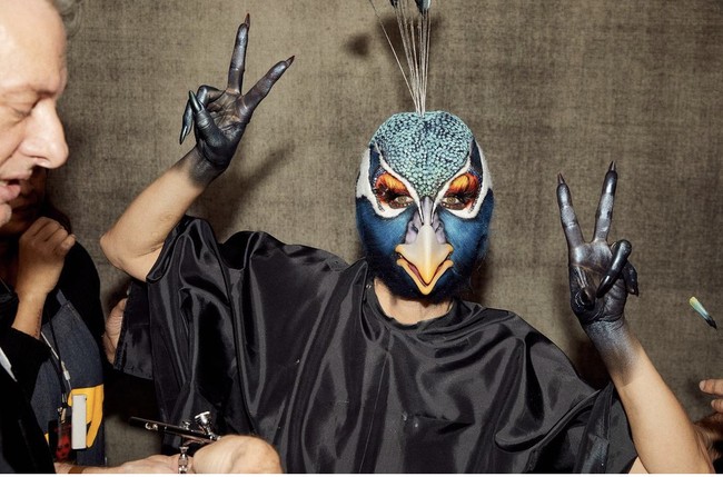 Topi baja meraknya, yang dirancang oleh penata rias Bill Corso, memiliki detail yang sangat indah, tetapi secara keseluruhan kostum tahun ini tidak terlalu bergantung pada prostetik dibandingkan penampilan sebelumnya. Foto: Dok. Instagram/@heidiklum