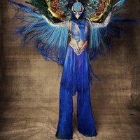 Dia memilih burung merak karena burung-burung tersebut memamerkan bulunya akan cocok untuk pertunjukan Halloween. Foto: Dok. Instagram/@heidiklum