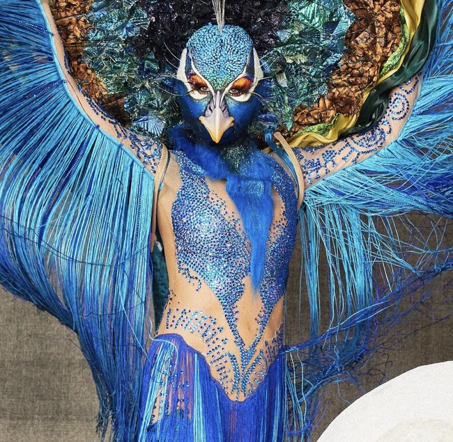 Model 50 tahun itu mengenakan kostum bulu palsu biru di pesta yang digelar di klub malam Marquee, Minggu (31/10/2023).  Foto: Dok. Instagram/@heidiklum