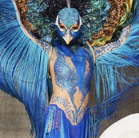 Model 50 tahun itu mengenakan kostum bulu palsu biru di pesta yang digelar di klub malam Marquee, Minggu (31/10/2023).  Foto: Dok. Instagram/@heidiklum