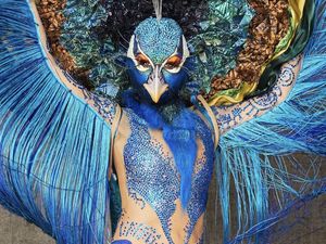 Foto Heidi Klum Jadi Merak untuk Halloween 2023, Penampilannya di Luar Nalar