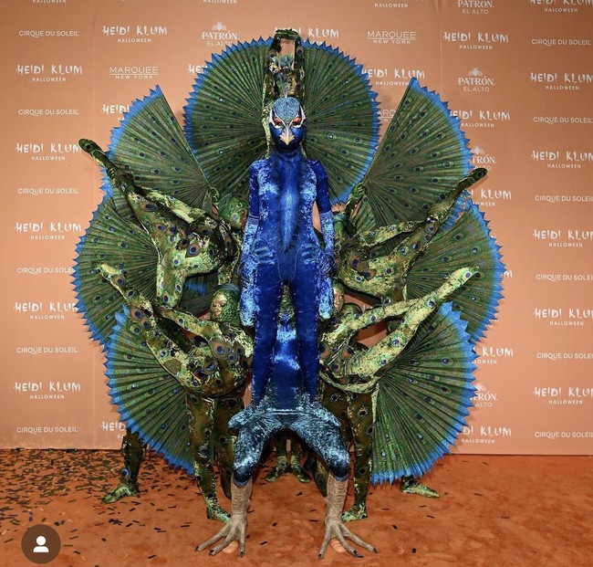 Heidi Klum mengubah dirinya sebagai merak raksasa pada Halloween 2023. Penampilannya tentu saja mengejutkan dan di luar nalar. Foto: Dok. Instagram/@heidiklum
