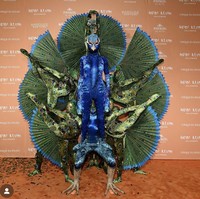 Heidi Klum mengubah dirinya sebagai merak raksasa pada Halloween 2023. Penampilannya tentu saja mengejutkan dan di luar nalar. Foto: Dok. Instagram/@heidiklum