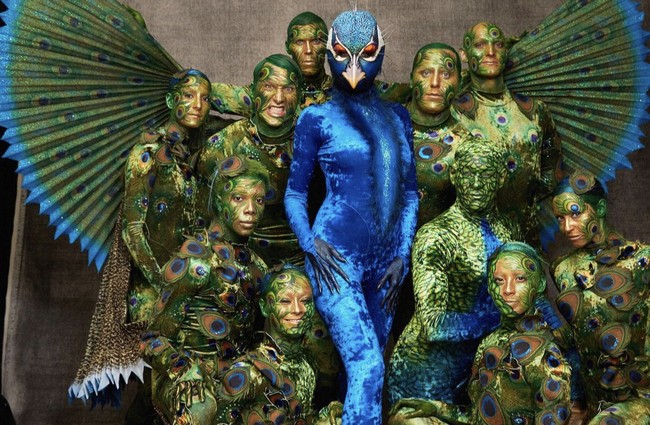 Ia mengenakan pakaian elastis (unitard) dengan berbintik-bintik berkilau halus untuk meniru leher dan kepala burung. “Ini sangat nyaman!” katanya sebelum pesta. Foto: Dok. Instagram/@heidiklum