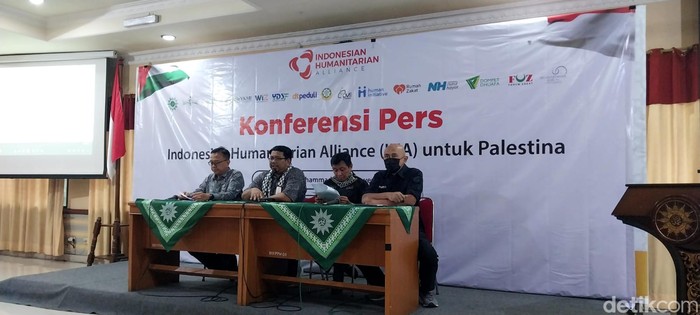 Kiri ke kanan, Ketua Komite IHA M Ali Yusuf, Sekretaris Umum Humanitarian Forum Indonesia Romi Ardiansyah, Ketua Umum Forum Zakat Bambang Suherman, perwakilan Muhammadiyah Disaster Management Center dr Tri Yunanto Arliono Sp Em