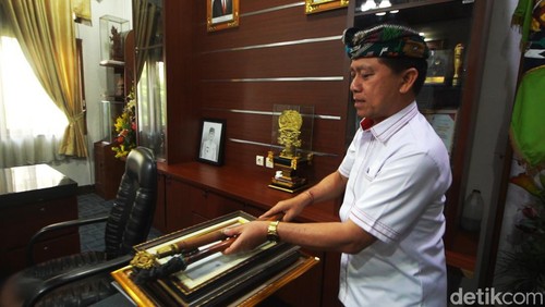I Nyoman Suwirta mulai mengemasi barang pribadi dari Kantor Bupati Klungkung.