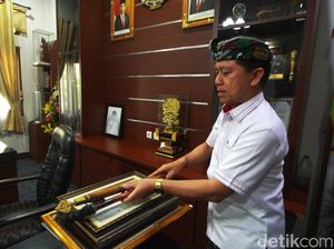 Suwirta Kemasi Barang Pribadi dari Kantor Bupati Klungkung Jelang Lengser