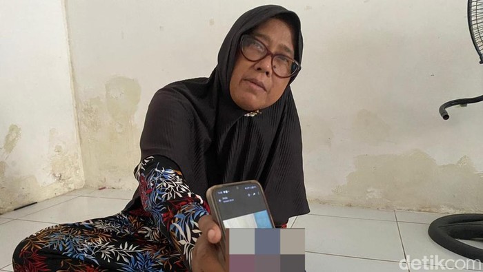 Ibunda Fitria tak kuasa menahan tangis saat megetahui motif anaknya tewas dibunuh mertua